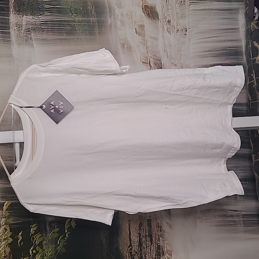 New with tags! Ava & Viv Womens 1X white short sleeve Tshirt